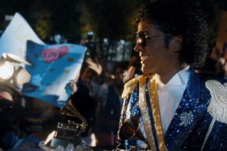 Michael: La versión pasteurizada con el sobrino de Jackson que brilla