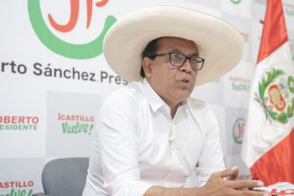 Elecciones en Perú: Sánchez amplía su ventaja, pero surgen renuncias