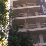 Obrero sufre graves heridas tras caer del tercer piso en construcción