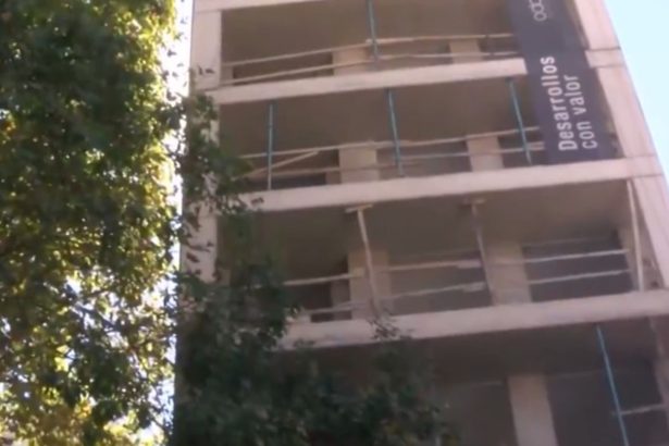 Obrero sufre graves heridas tras caer del tercer piso en construcción