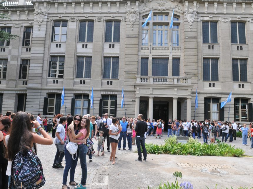El Gobierno alerta sobre adoctrinamiento en colegio de La Plata