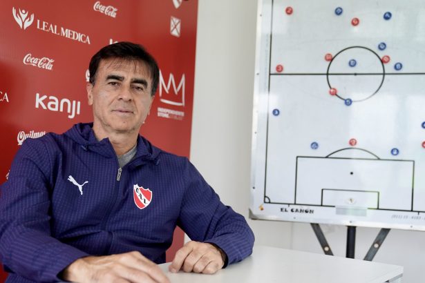 Gustavo Quinteros revela su estrategia para revivir a Independiente