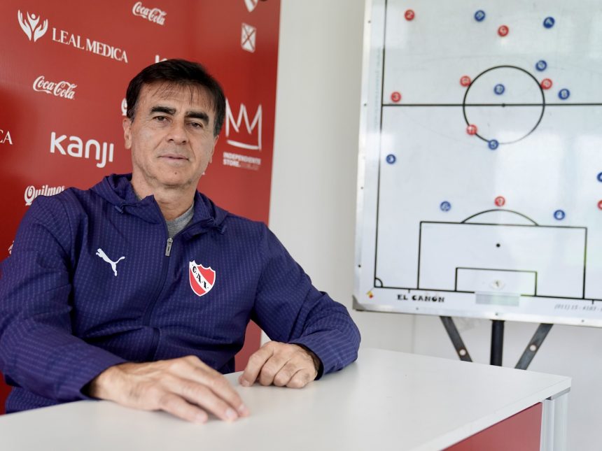 Gustavo Quinteros revela su estrategia para revivir a Independiente