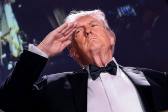 Trump exige reactivar su lujoso salón de baile en la Casa Blanca