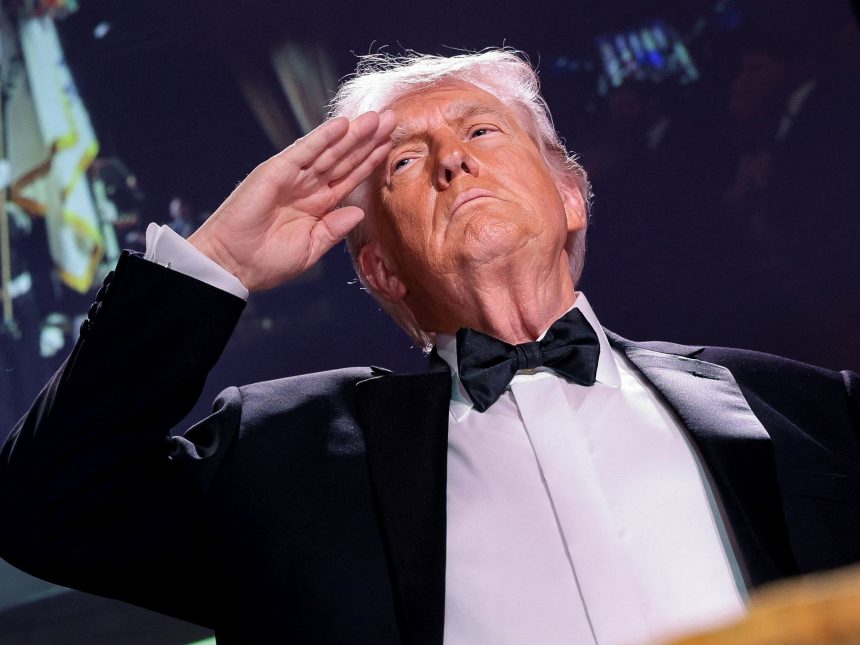 Trump exige reactivar su lujoso salón de baile en la Casa Blanca