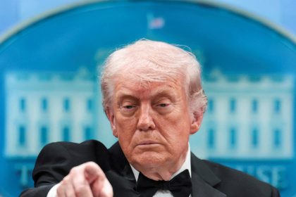 Donald Trump reacciona al tiroteo y se enfrenta a periodista