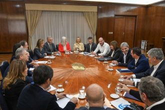 Bullrich une a la oposición con Caputo y pospone reforma electoral