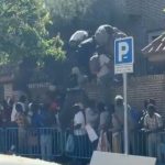 Desesperación en la Embajada de Gambia: Migrantes Intentan Saltar Rejas