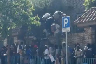 Desesperación en la Embajada de Gambia: Migrantes Intentan Saltar Rejas