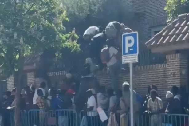Desesperación en la Embajada de Gambia: Migrantes Intentan Saltar Rejas