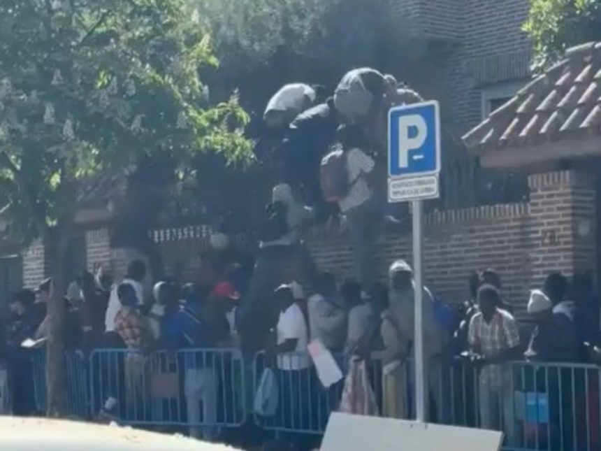 Desesperación en la Embajada de Gambia: Migrantes Intentan Saltar Rejas
