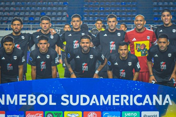 Riestra Brilla en su Debut Internacional: El Gol Fallido del Montevideo City