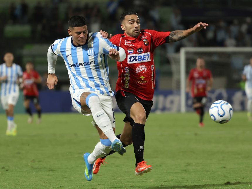 Racing se complica en la Copa Sudamericana: penal fallido y empate