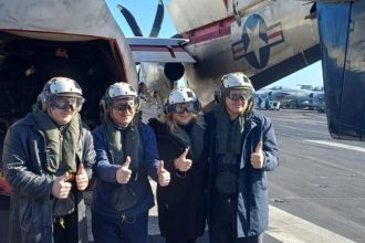 Javier Milei explora el portaaviones Nimitz en su visita a Argentina
