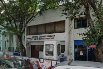 Atacan el Centro Literario Israelita de La Plata con bomba molotov