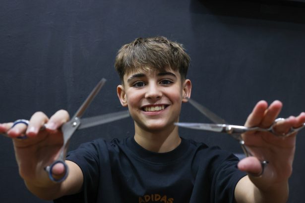 El niño barbero: A los 12 años, ¡ya tiene su propia peluquería!