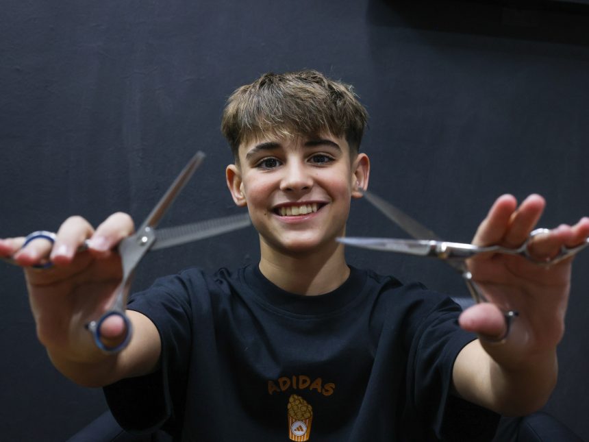 El niño barbero: A los 12 años, ¡ya tiene su propia peluquería!