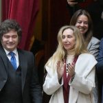 Milei acepta las PASO: secretos de Axel y un peluquero curioso