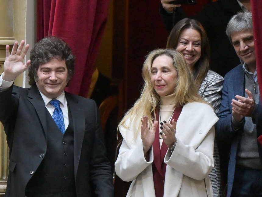 Milei acepta las PASO: secretos de Axel y un peluquero curioso