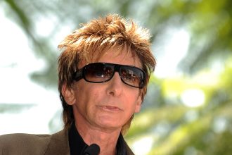 Barry Manilow pospone conciertos a los 82: su salud preocupa, pero sigue
