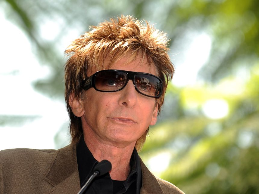 Barry Manilow pospone conciertos a los 82: su salud preocupa, pero sigue