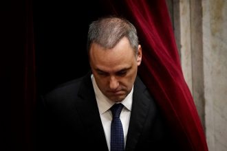 Adorni en Crisis: El Presidente Respaldando y Tensión en el Gabinete