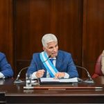 Gobernador en crisis: renuncia de gabinete y recortes del 30%
