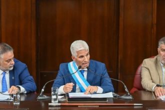 Gobernador en crisis: renuncia de gabinete y recortes del 30%