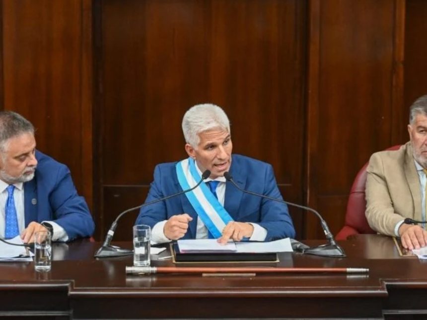 Gobernador en crisis: renuncia de gabinete y recortes del 30%