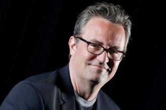 Subasta de Recuerdos de Matthew Perry: ¡Objetos Icónicos de ‘Friends’!