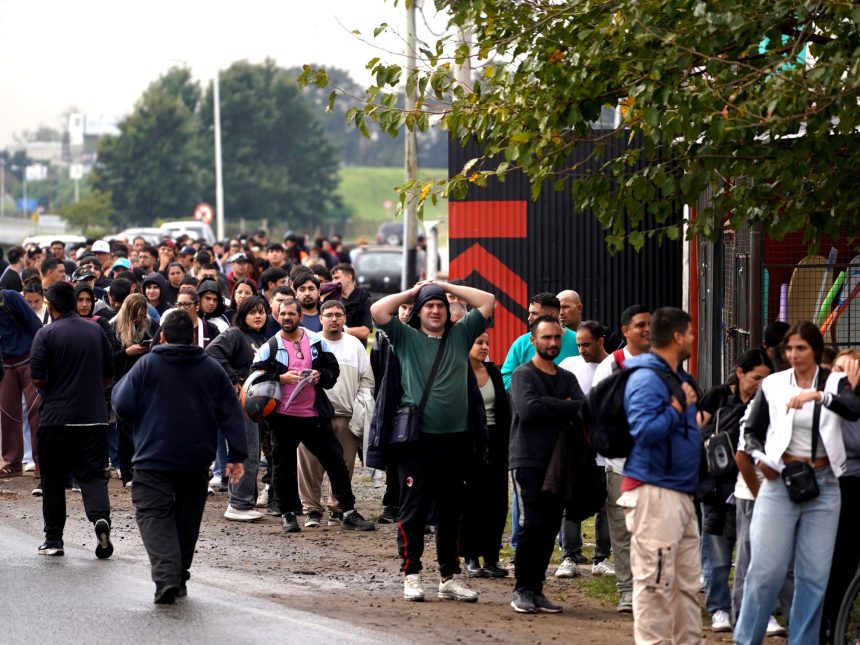 Más de 6 cuadras de fila: La búsqueda de empleo en Moreno