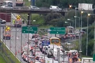 Tráfico Paralizado en la Panamericana: Camión Volcado Corta Acceso a Pilar