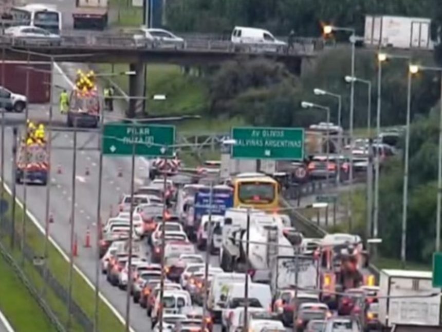 Tráfico Paralizado en la Panamericana: Camión Volcado Corta Acceso a Pilar