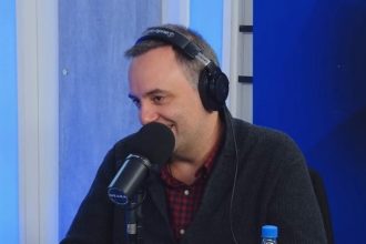Manuel Adorni revela su conexión con la cascada y promete libros
