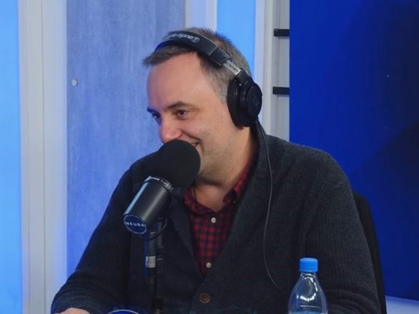 Manuel Adorni revela su conexión con la cascada y promete libros