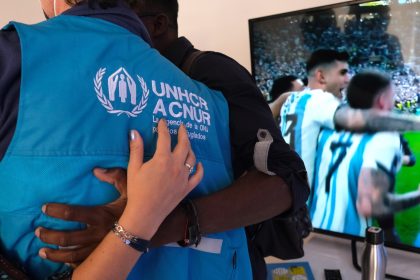 Únete a la Hinchada Solidaria: Apoyemos a 110 Millones de Refugiados