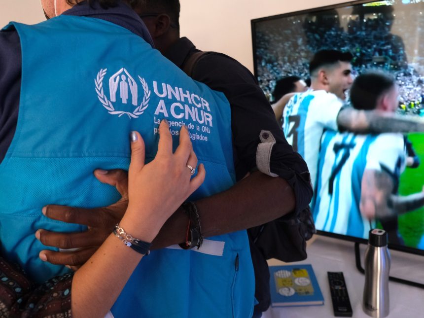 Únete a la Hinchada Solidaria: Apoyemos a 110 Millones de Refugiados