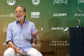 Guillermo Francella brilla con el Premio de Honor Platino: ¡Un ícono!