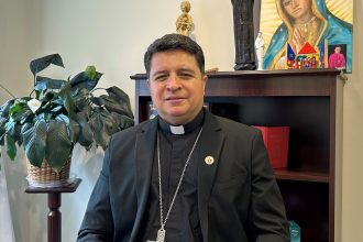 Descubre la historia del nuevo obispo: un migrante en un baúl