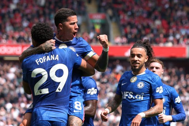 Enzo Fernández salva a Chelsea con empate ante Liverpool de Mac Allister