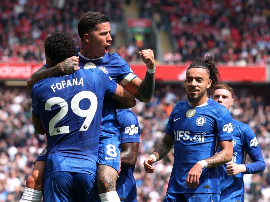 Enzo Fernández salva a Chelsea con empate ante Liverpool de Mac Allister