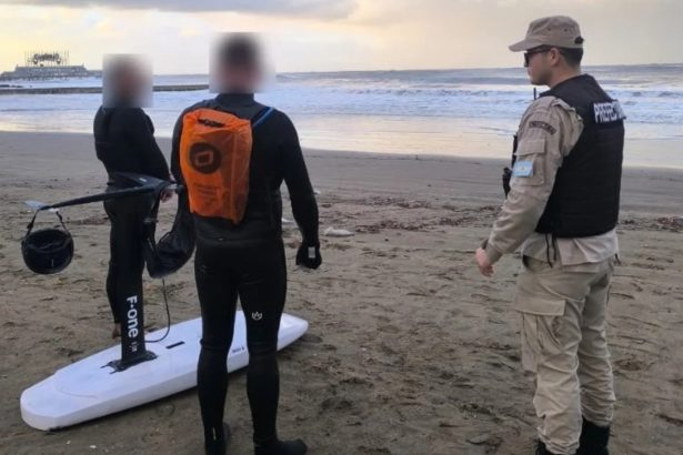 Heroico rescate de dos deportistas en la tormenta de Mar del Plata