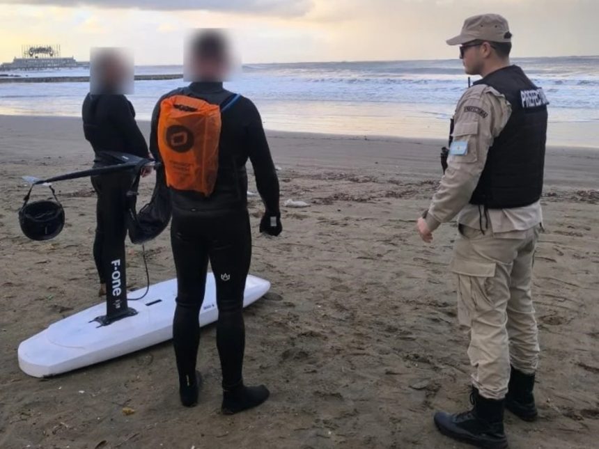 Heroico rescate de dos deportistas en la tormenta de Mar del Plata
