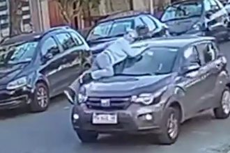 Heroica mujer se cuelga del capot para evitar robo en Ramos Mejía