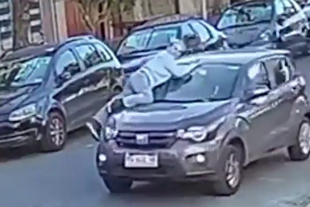 Heroica mujer se cuelga del capot para evitar robo en Ramos Mejía