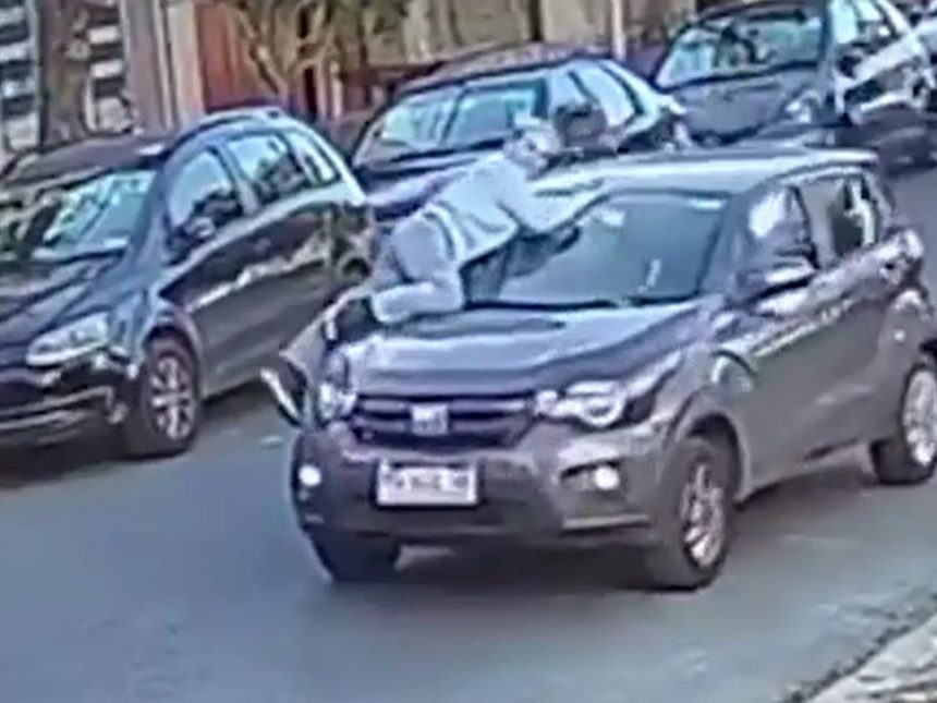 Heroica mujer se cuelga del capot para evitar robo en Ramos Mejía