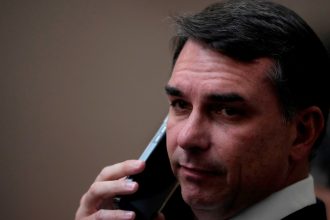 Flávio Bolsonaro solicitó fondos a banquero encarcelado para película