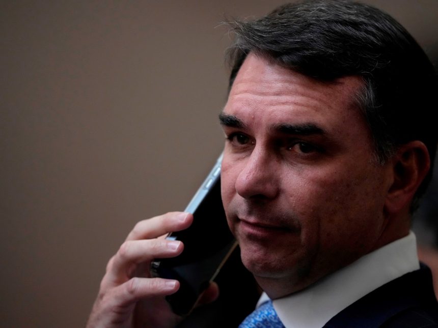 Flávio Bolsonaro solicitó fondos a banquero encarcelado para película