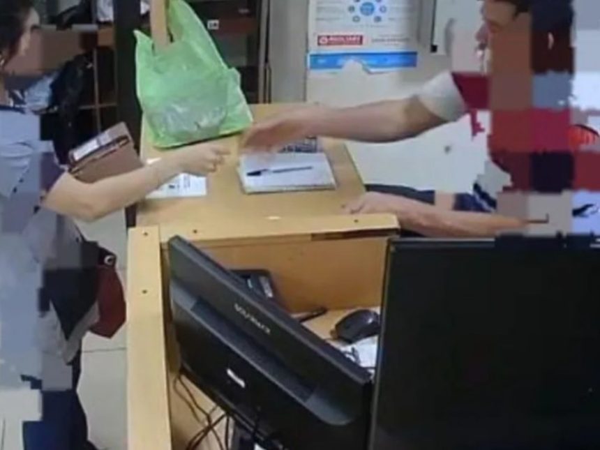 Docente roba tarjeta de compañera y gasta más de 300 mil pesos