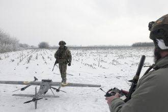 El poncho español que oculta a los soldados en la guerra de Ucrania